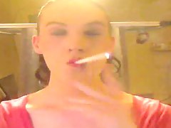 fumat o țigară, brunetă, dominație feminină, sexy