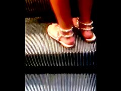 Schoene Sandalen auf der Rolltreppe - Feet on an Escalator