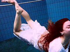 i poolen, smukke pige, nøgen, erotisk, rødt hår