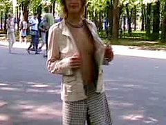 δημόσια γύμνια, στο πάρκο της πόλης, ευχάριστος, σέξι, κορίτσι σόλο