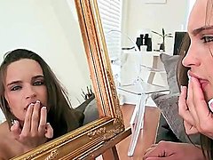 espelho, estrela porno, masturbação com os dedos, piercing