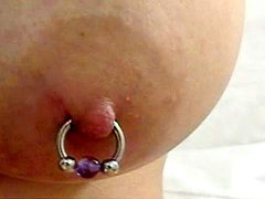 poklesnuté cecky, piercing, brunetky, veľké kozy, tučné ženy (bbw)